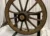 Roue de charrette sur pied